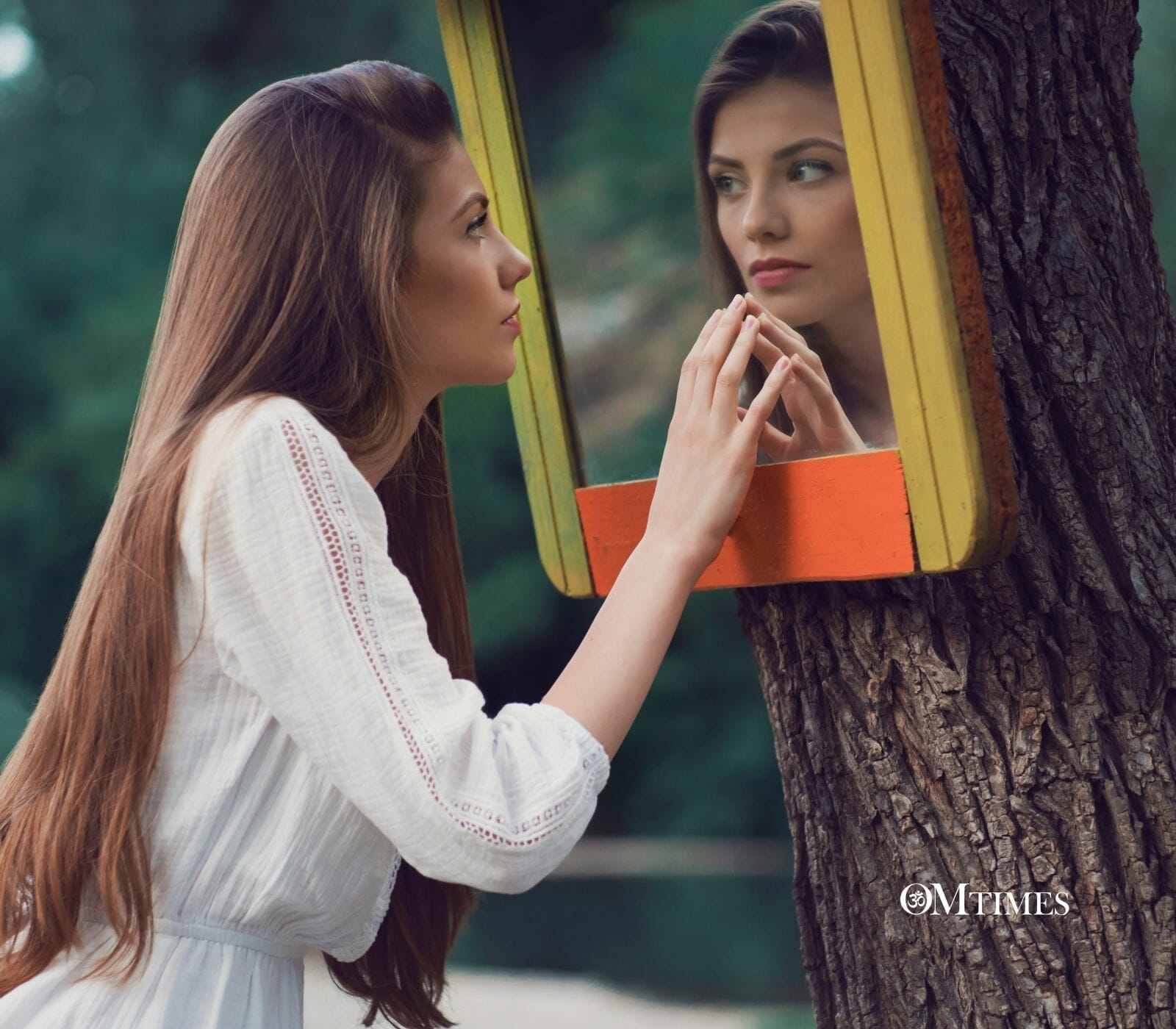 Your mirror. Девушка в зеркале. Отражение в зеркале. Фотосессия у зеркала девушки. Отражение девушки в зеркале.